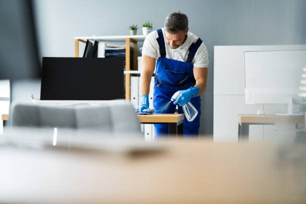 Medewerker van DDM Cleaning maakt kantoor schoon