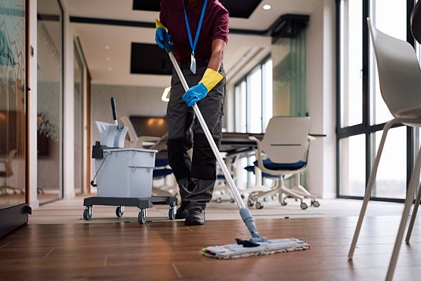 Medewerker van DDM Cleaning maakt vloer schoon